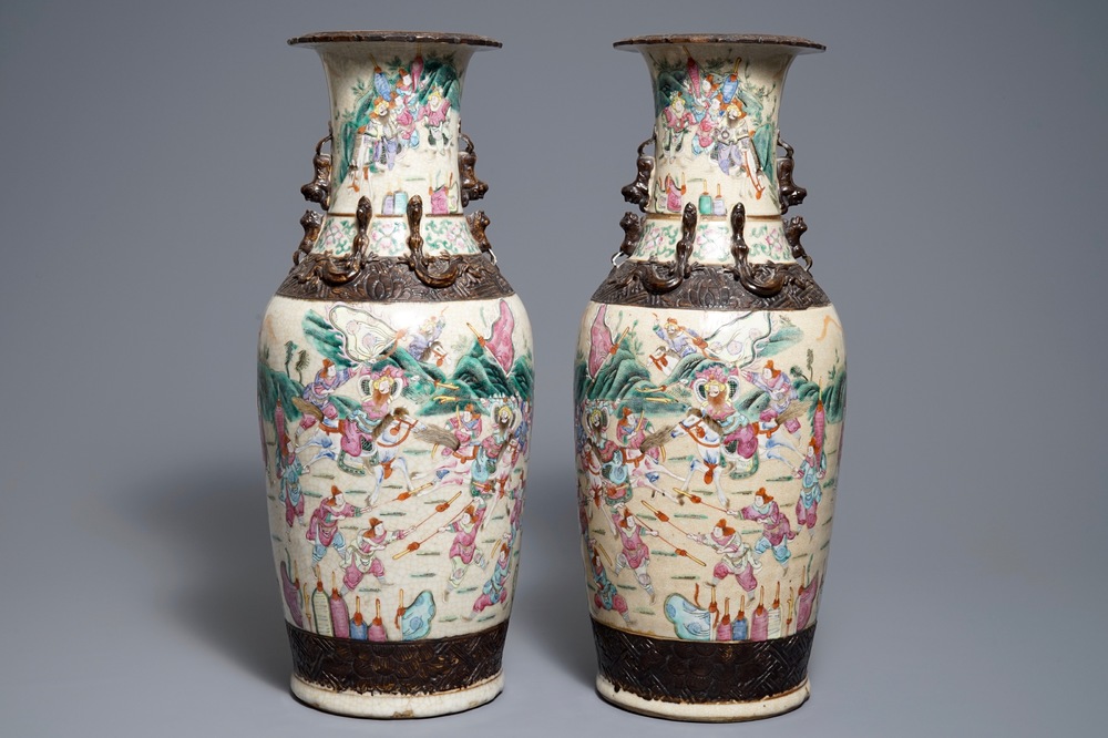 Une paire de vases en porcelaine de Chine famille rose dit &quot;de Nankin&quot;, 19&egrave;me