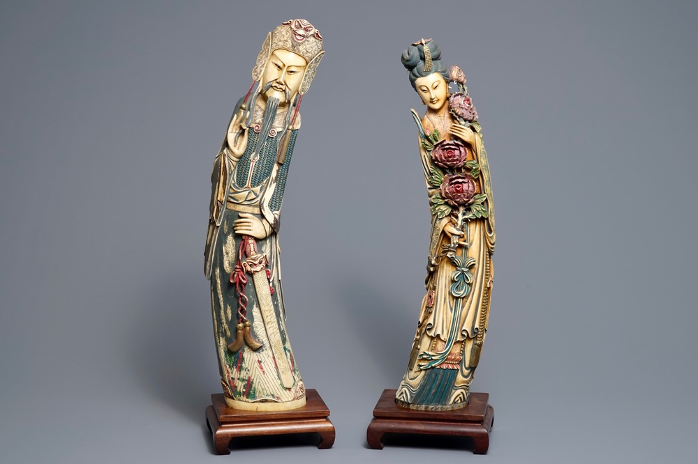 Een paar grote Chinese polychrome ivoren figuren op houten sokkels, 19e eeuw