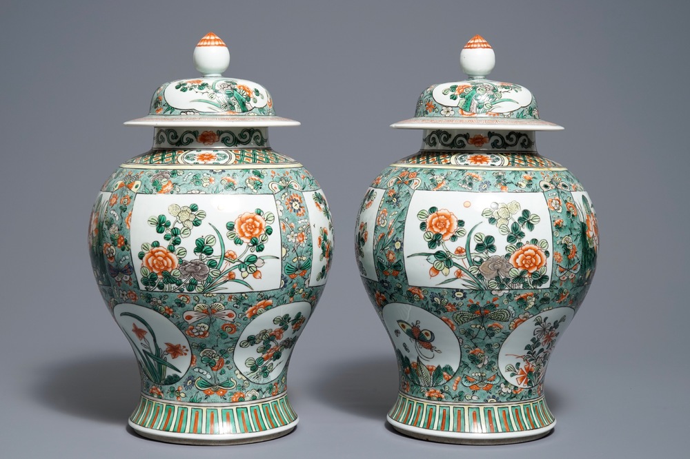 A pair of Chinese famille verte vases and covers with floral design, 19/20th C.