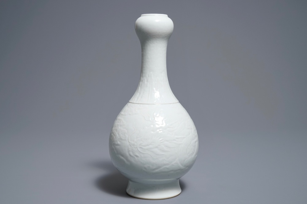 Een Chinese blanc de Chine vaas met onderglazuur drakendecor, Qianlong merk, 19/20e eeuw