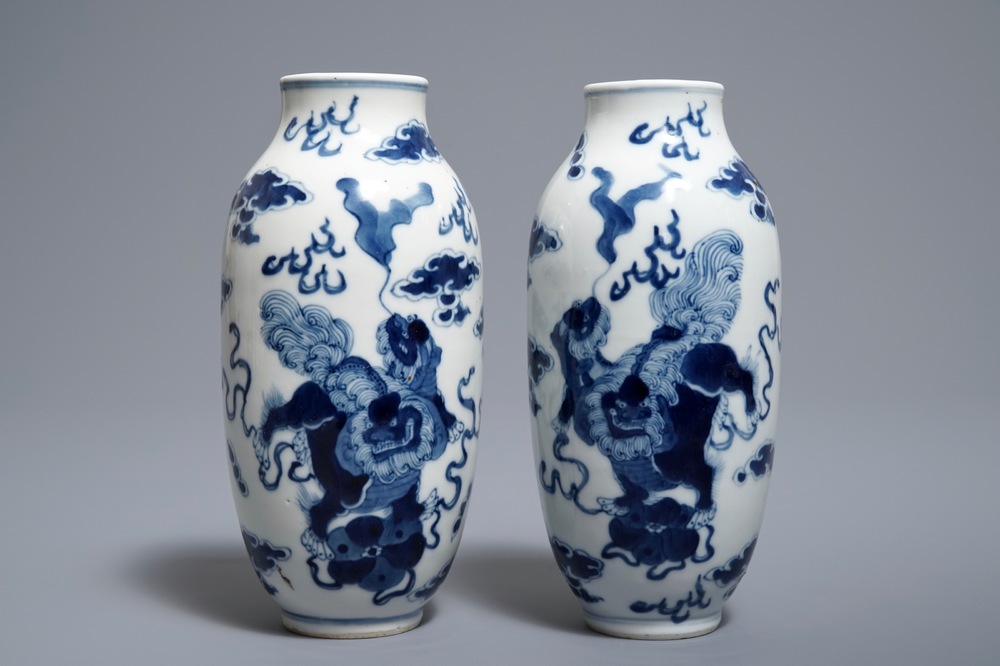 Une paire de vases en porcelaine de Chine bleu et blanc, marque de Kangxi, 19&egrave;me