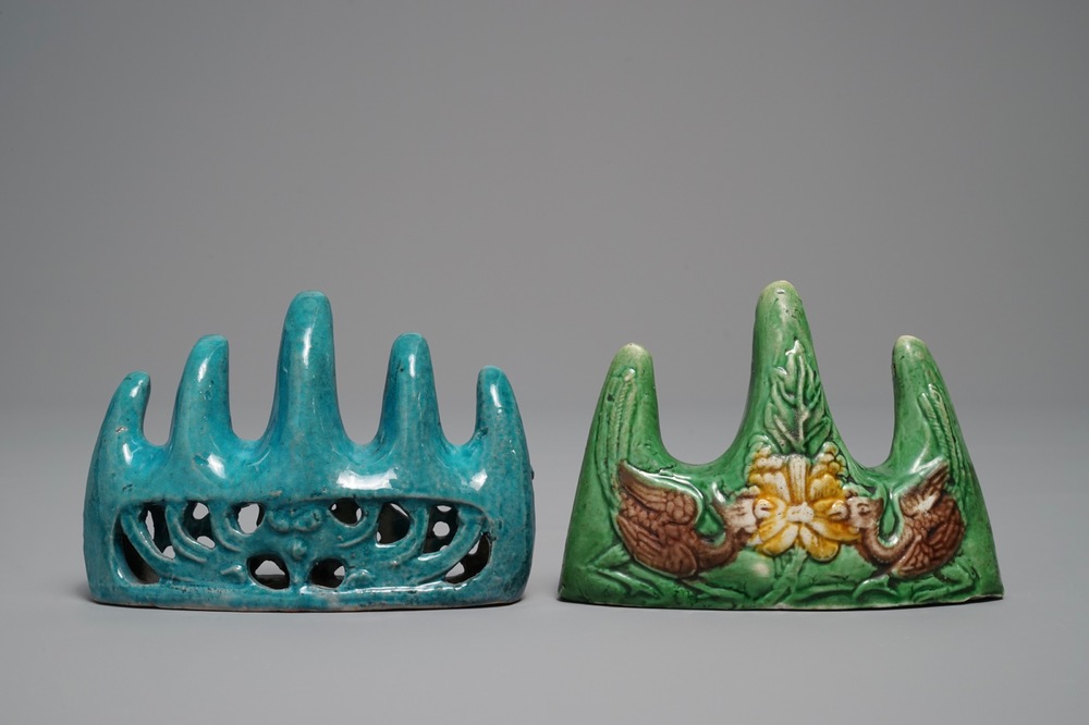 Twee Chinese turquoise geglazuurde en verte biscuit penselenrusten, Kangxi