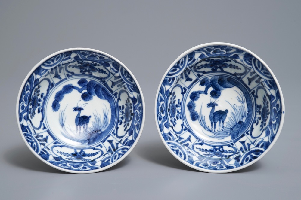 A pair of Japanese Arita blue and white Kraak-style bowls with deer, Edo, 17/18th C.