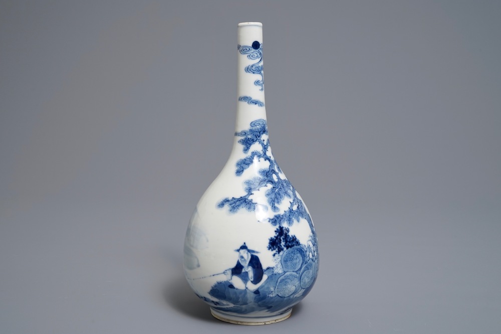 Un vase de forme bouteille en porcelaine de Chine bleu et blanc, 19&egrave;me