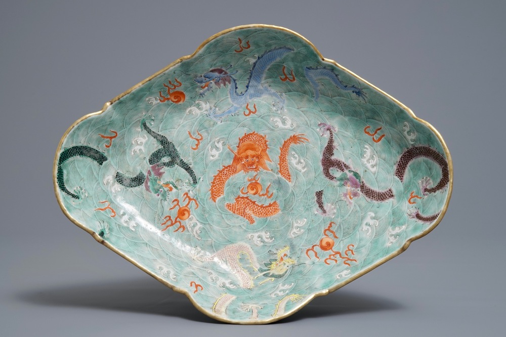 Une coupe sur piedouche en porcelaine de Chine &agrave; d&eacute;cor de dragons, marque et &eacute;poque de Jiaqing