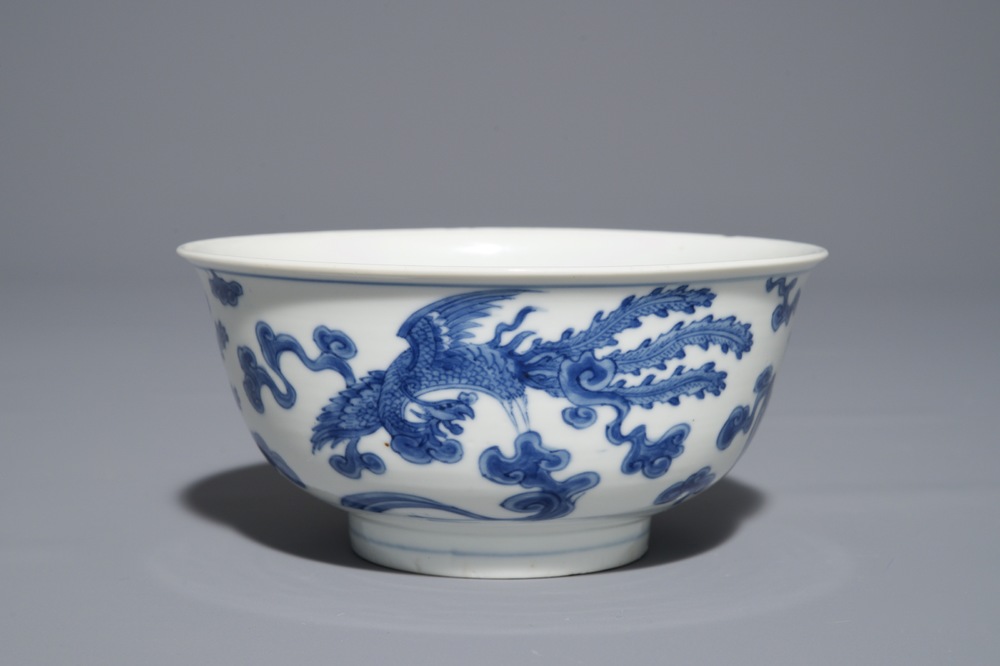 Un bol en porcelaine de Chine bleu et blanc &agrave; d&eacute;cor de ph&eacute;nix, marque de Chenghua, Kangxi