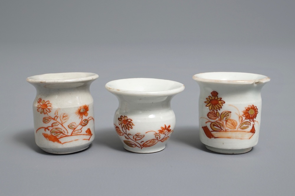 Deux albarellos et un crachoir miniatures en porcelaine Imari de Japon, Edo, 18&egrave;me