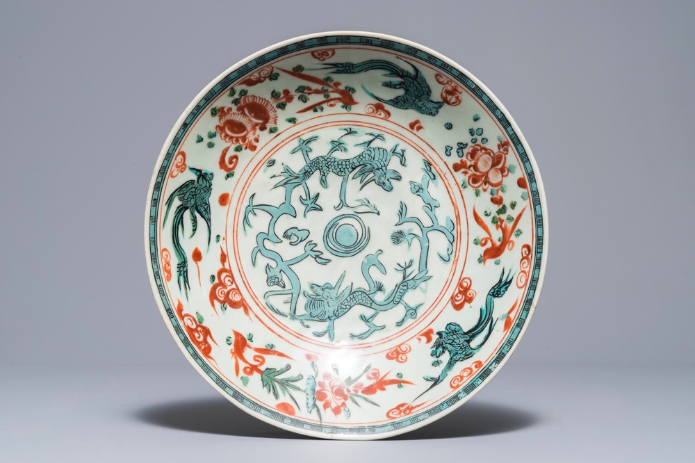 Een Chinese polychrome Swatow schotel met draken en feniksen, Ming