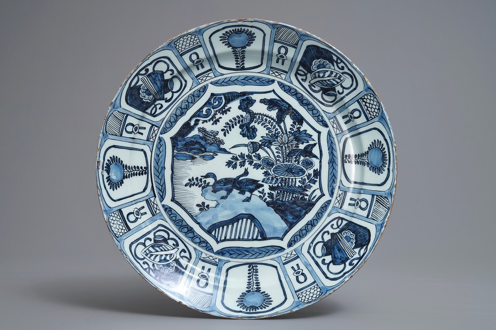 Un plat en fa&iuml;ence de Delft bleu et blanc &agrave; d&eacute;cor de chinoiserie de style kraak, fin du 17&egrave;me