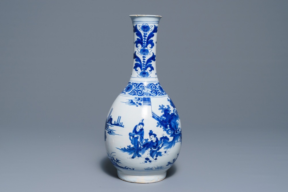 Een grote blauwwitte flesvormige vaas met chinoiserie decor, Nevers, Frankrijk, 17e eeuw