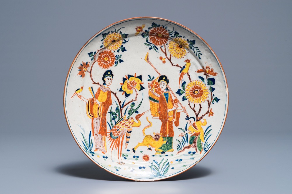 Une assiette en fa&iuml;ence polychrome de Delft &agrave; d&eacute;cor de chinoiserie avec un tigre, 18&egrave;me