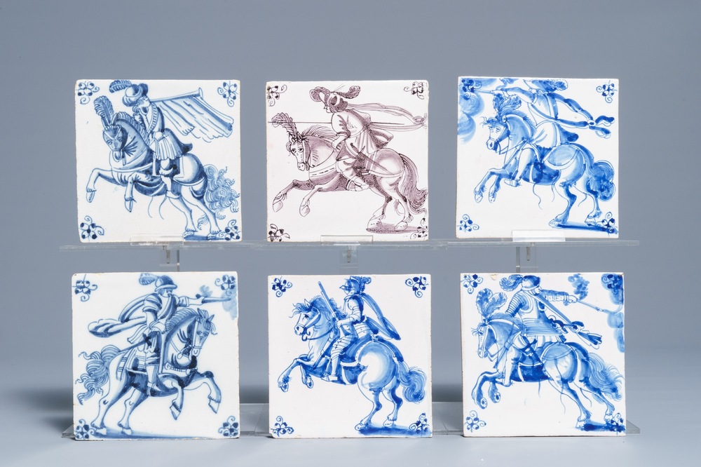 Six carreaux en fa&iuml;ence de Delft bleu, blanc et mangan&egrave;se &agrave; d&eacute;cor de cavaliers, 17/18&egrave;me