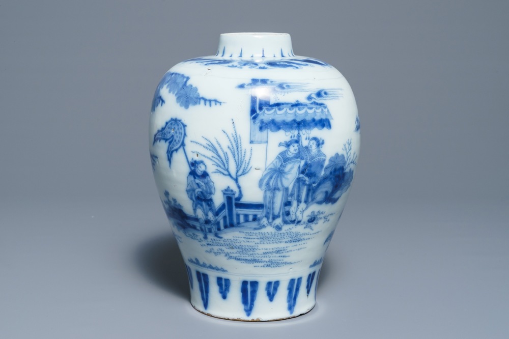 Un vase en fa&iuml;ence de Delft bleu et blanc &agrave; d&eacute;cor de chinoiserie, fin du 17&egrave;me