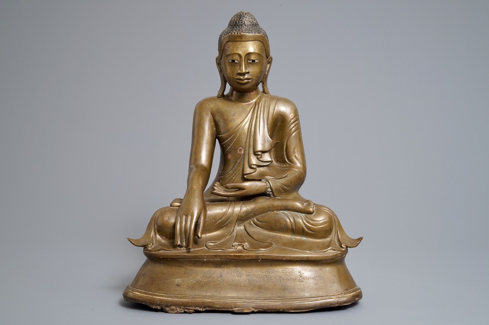 Une figure de Bouddha en bronze &agrave; base inscrite, Birmanie, 19&egrave;me