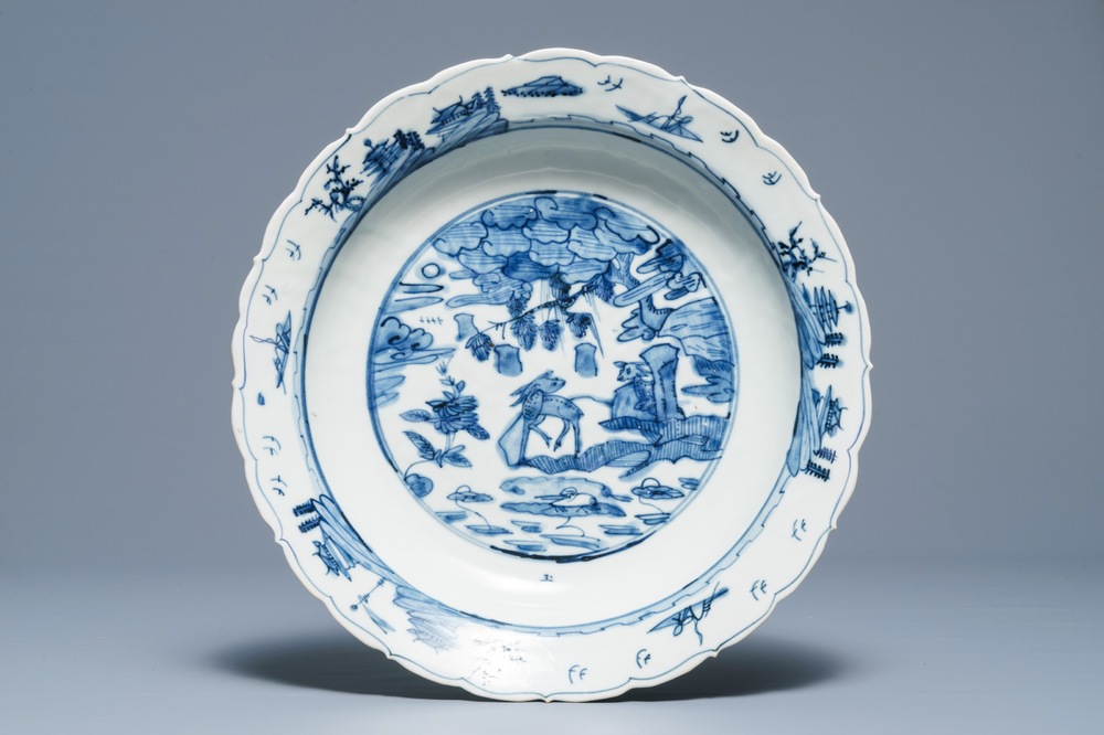 Een Chinese blauwwitte Swatow schotel met herten, Ming