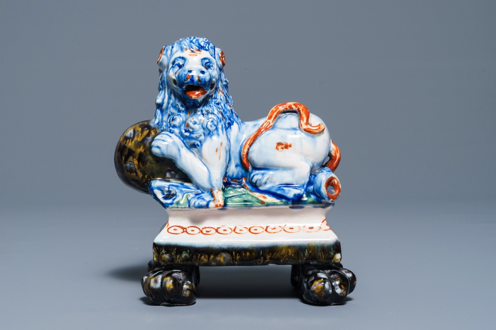 Un mod&egrave;le d'un lion en fa&iuml;ence polychrome de Delft, 19&egrave;me