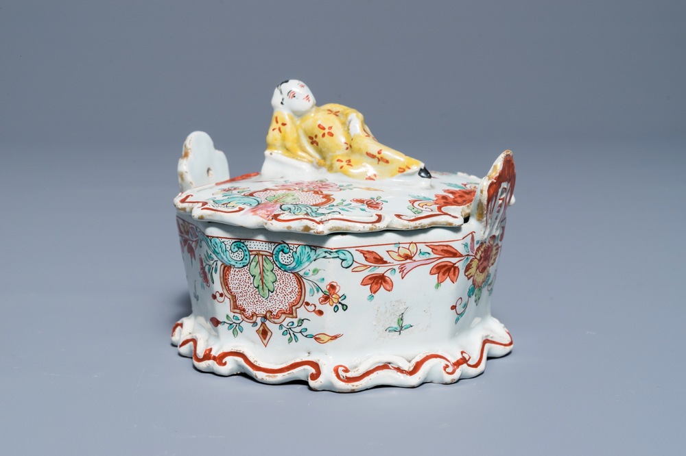 Een polychroom Delfts petit feu en dor&eacute; botervlootje met een liggende Chinees, 18e eeuw