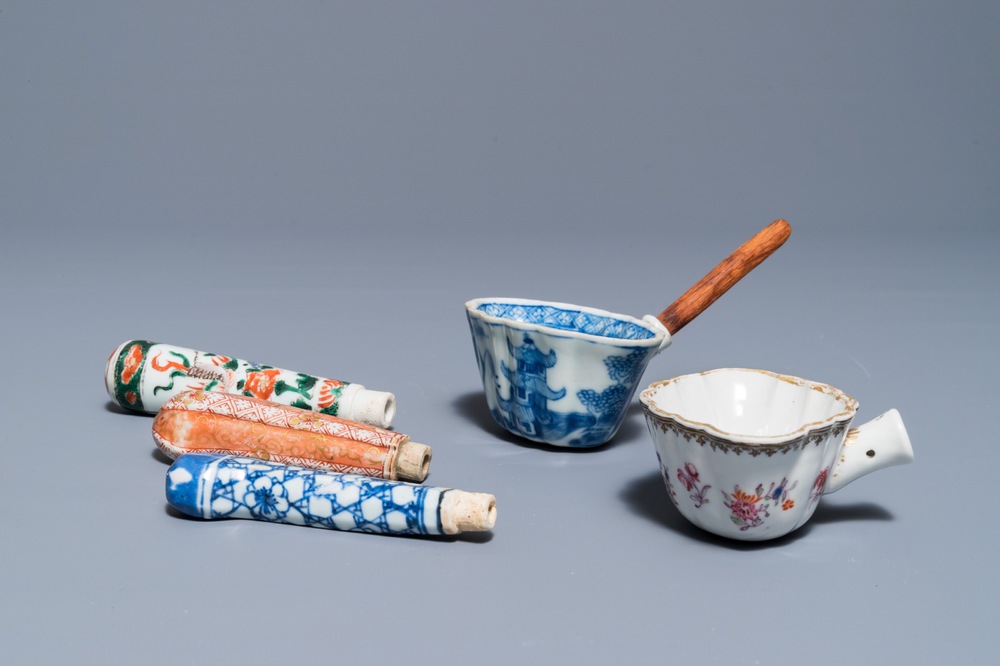 Drie Chinese famille verte, rose en blauwwitte mesheften en twee lepelhoofden, Kangxi/Qianlong