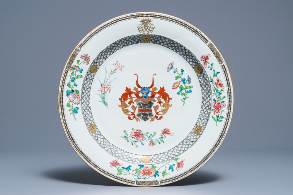 Un plat armori&eacute; en porcelaine de Chine famille rose pour le march&eacute; Anglais, blason de Leonrodt, Yongzheng/Qianlong