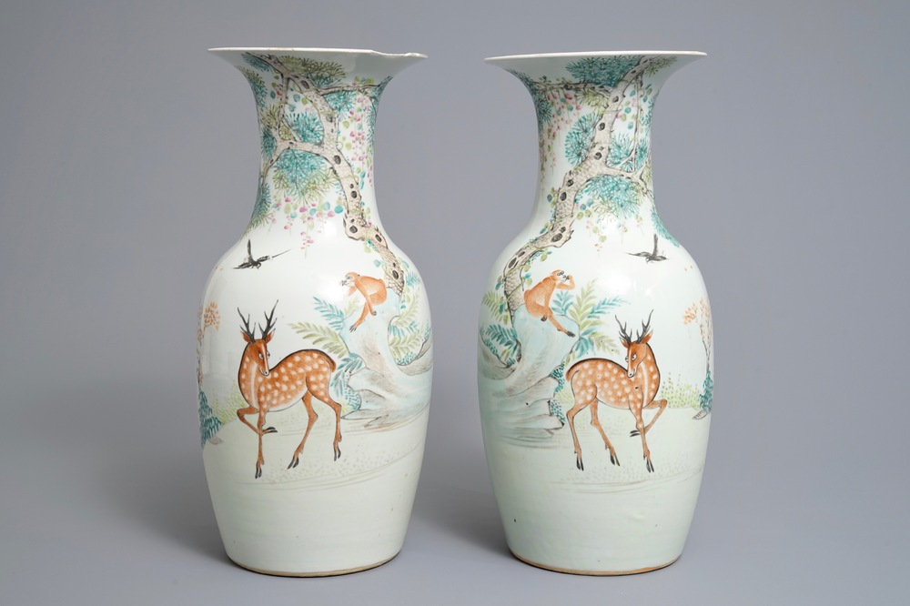 Une paire de vases en porcelaine de Chine qianjiang cai &agrave; d&eacute;cor de singes et cerfs, 19/20&egrave;me