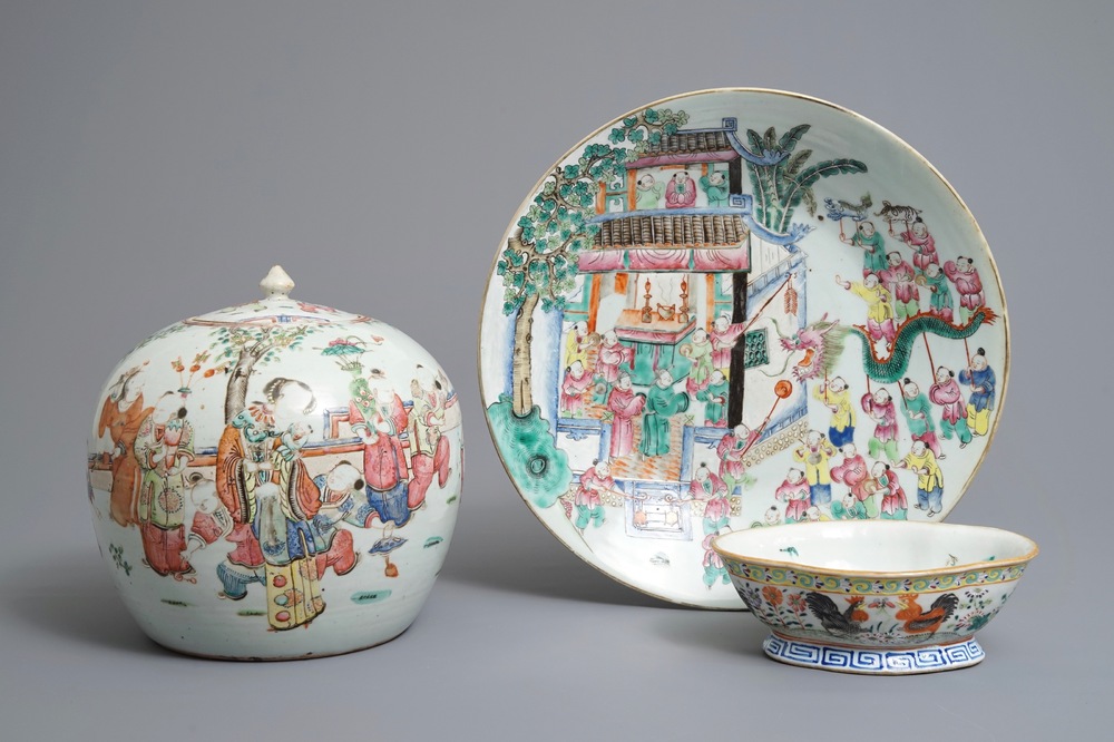 Un plat, un pot couvert et un bol sur piedouche en porcelaine de Chine famille rose, 19&egrave;me