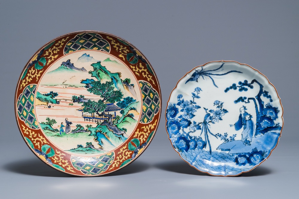 Une coupe en porcelaine Arita de Japon et un plat Kutani, Edo/Meiji, 17&egrave;me et 19&egrave;me