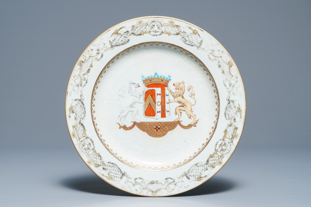 Un plat armori&eacute; en porcelaine de Chine bianco sopra bianco et grisaille, Qianlong