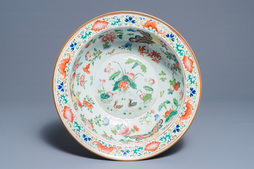 Un bol en porcelaine de Chine famille rose &agrave; d&eacute;cor de canards et papillons, 19&egrave;me