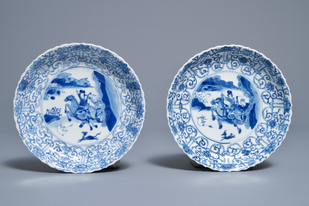 Une paire d'assiettes en porcelaine de Chine bleu et blanc, marques de Chenghua, Kangxi