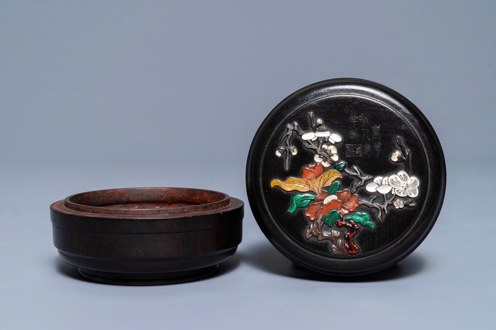 A Chinese inlaid wood seal paste box and cover with inscription, 18/19th C.