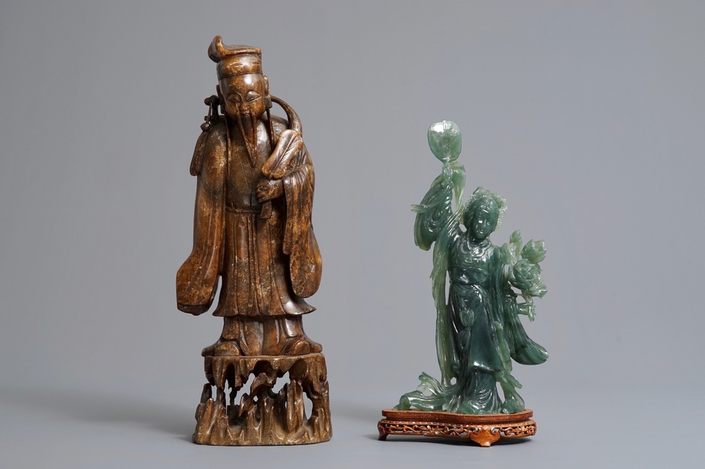 Twee grote Chinese jade en zeepstenen figuren, 19/20e eeuw