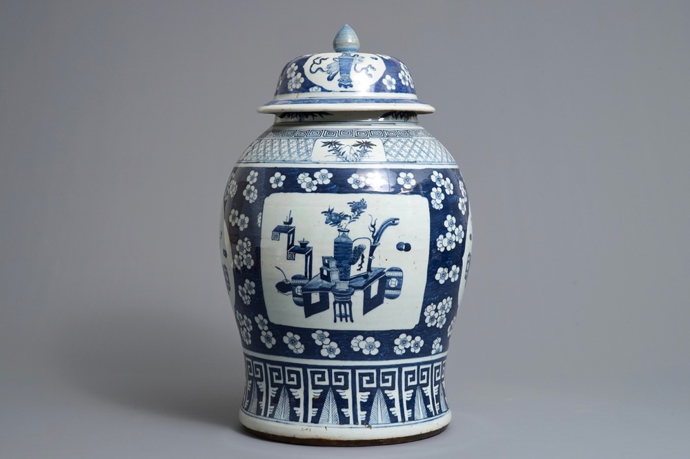 Un vase couvert en porcelaine de Chine bleu et blanc &agrave; d&eacute;cor d'antiquit&eacute;s, 19&egrave;me