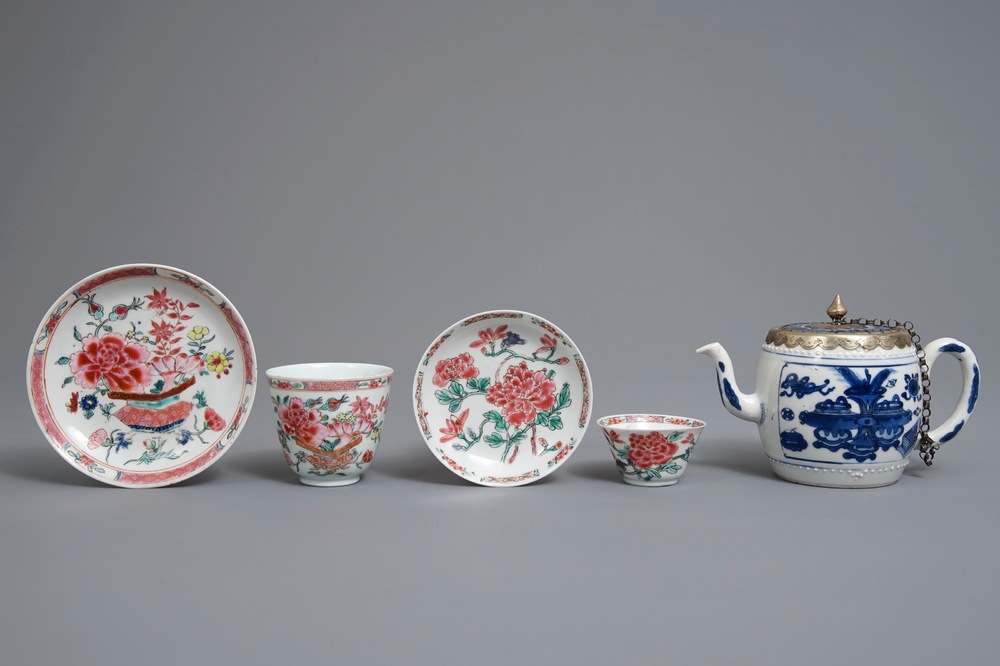 Twee Chinese famille rose koppen en schotels en een blauwwitte theepot, Kangxi/Qianlong