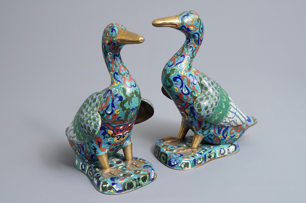 Une paire de mod&egrave;les de canards en &eacute;maux cloisonn&eacute;s, Chine, 19/20&egrave;me