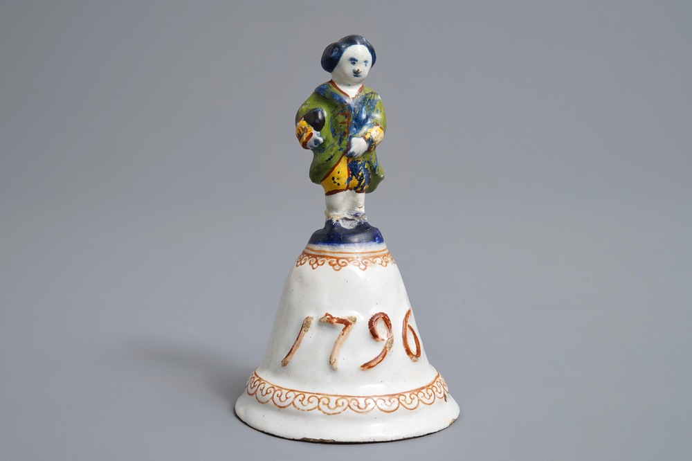 Une cloche de table en fa&iuml;ence polychrome de Delft, dat&eacute;e 1796