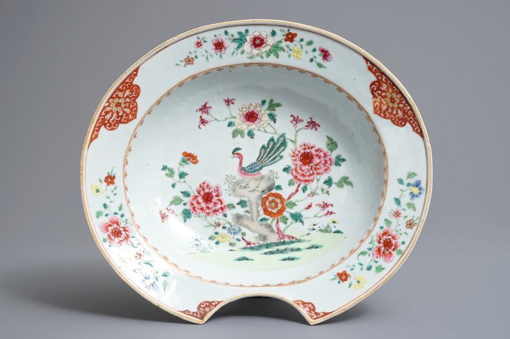 Un plat &agrave; barbe en porcelaine de Chine famille rose, Qianlong