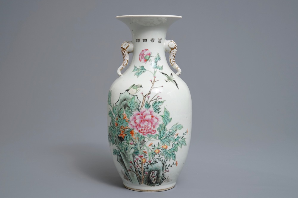 Un vase en porcelaine de Chine famille rose aux anses en forme d'&eacute;l&eacute;phant, marque de Jingdezhen, 20&egrave;me