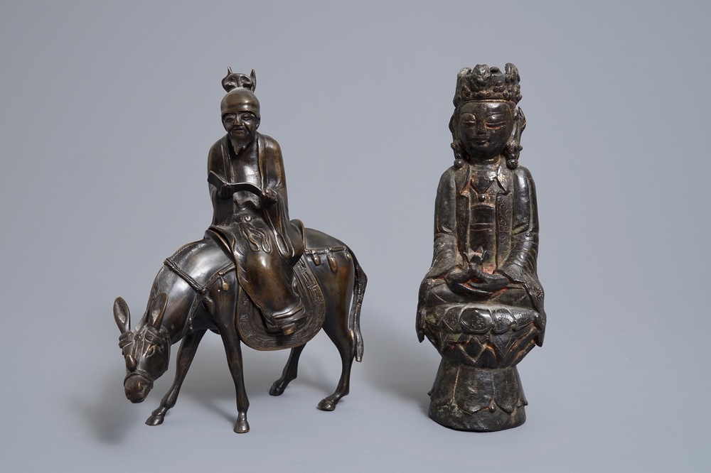 Een Chinese bronzen figuur van Guanyin en een groep met wijze op ezel, Ming en later