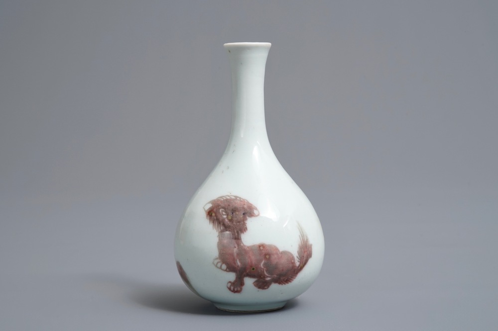 Un vase en porcelaine de Chine rouge de cuivre &agrave; d&eacute;cor d'animaux mythiques, Kangxi