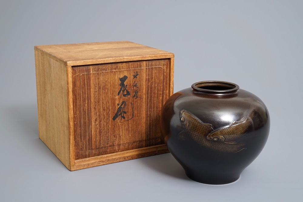 A signed Japanese bronze vase with koi design, Meiji/Taisho, 1st half 20th C.