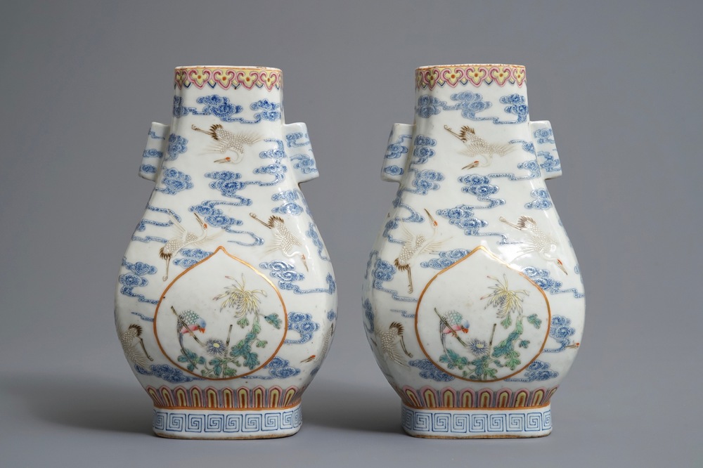 Une paire de vases en porcelaine de Chine famille rose &agrave; d&eacute;cor de grues, marques de Qianlong, 19/20&egrave;me