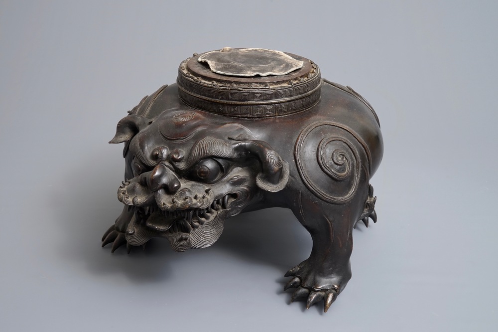 A large Japanese bronze model of a foo dog, Edo, 17/18th C.