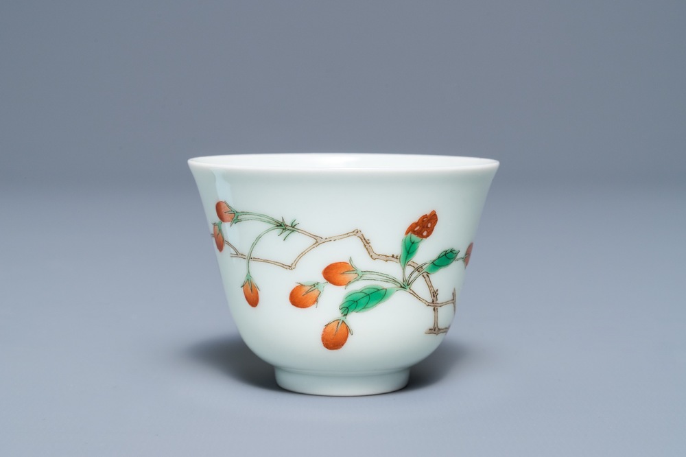 A Chinese famille verte cup with goji branches, Kangxi mark, 19/20th C.