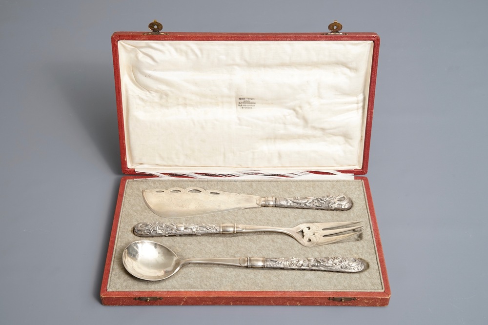 A Chinese dragon-decorated silver fish cutlery set, 19/20th C.