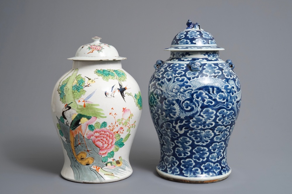 Deux vases couverts en porcelaine de Chine famille rose et bleu et blanc, 19/20&egrave;me