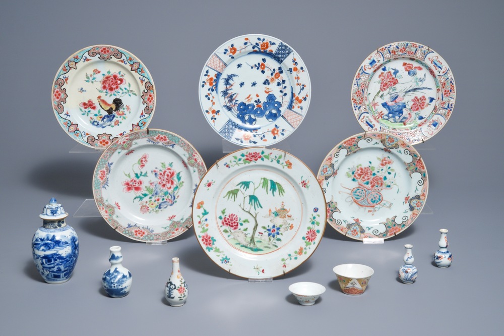 Un lot vari&eacute; en porcelaine de Chine famille rose, bleu et blanc et de style Imari, 18&egrave;me