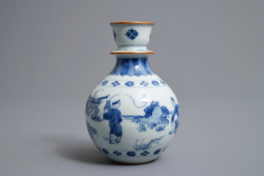 Un base de huqqah en porcelaine de Chine bleu et blanc, Kangxi