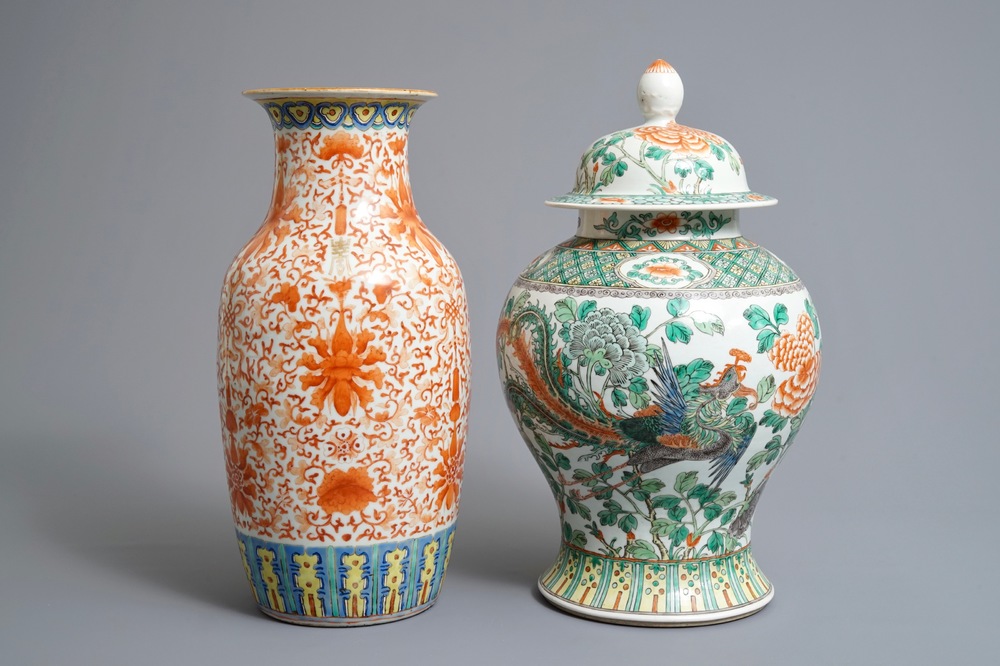 Deux vases en porcelaine de Chine famille verte et rouge de fer, 19/20&egrave;me