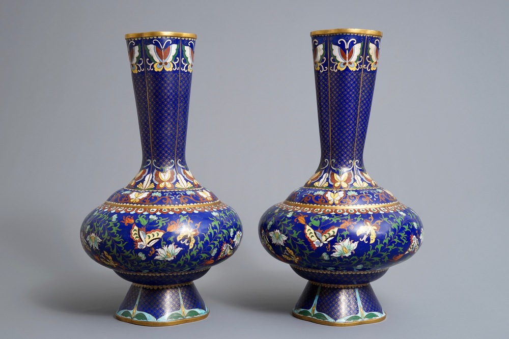 Une paire de vases en &eacute;maux cloisonn&eacute;s, Chine, vers 1900