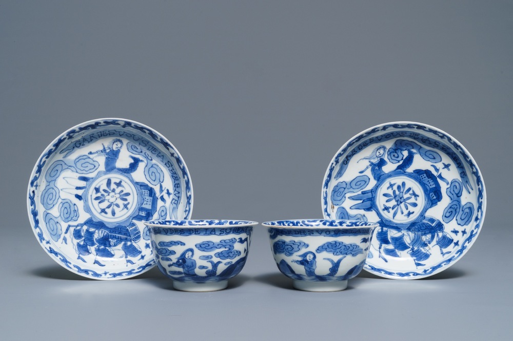 Een paar Chinese blauwwitte koppen en schotels voor de Franse markt, Kangxi